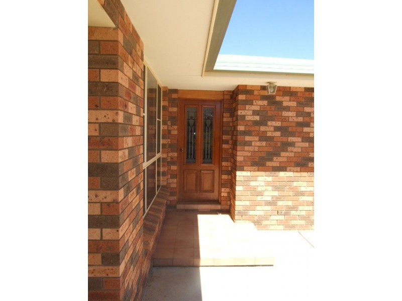 19 Ebelina Cres, Parkes NSW 2870