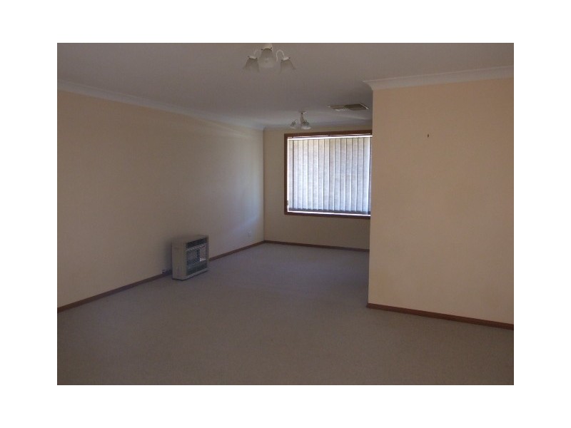 19 Ebelina Cres, Parkes NSW 2870