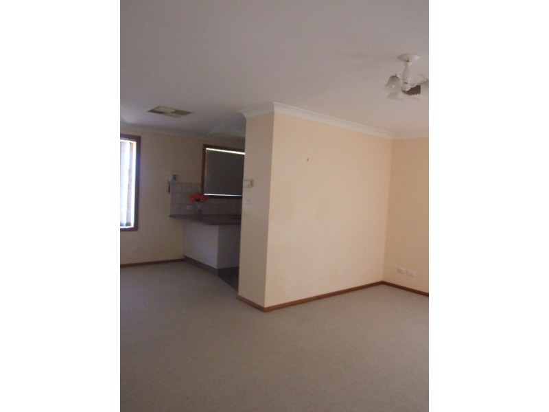 19 Ebelina Cres, Parkes NSW 2870