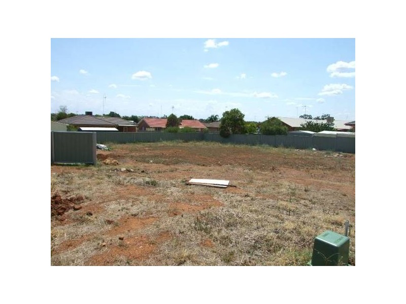 6 Clancy Place, Parkes NSW 2870