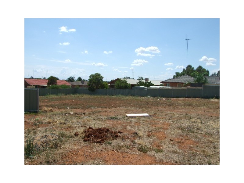 8 Clancy Place, Parkes NSW 2870