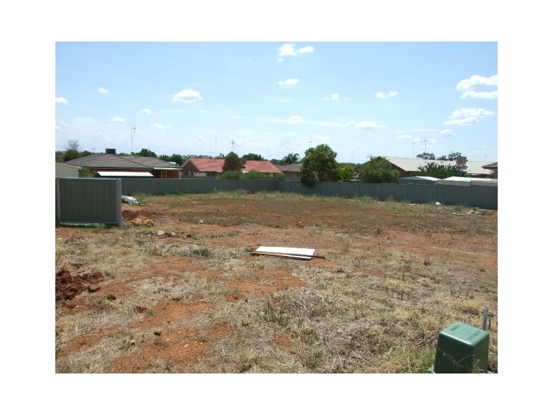 8 Clancy Place, Parkes NSW 2870