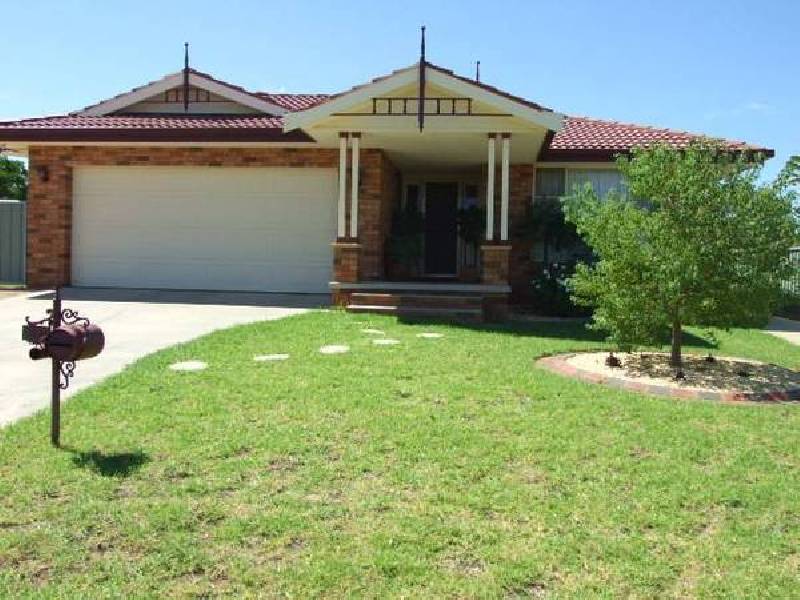 21 Glenburnie Close, Parkes NSW 2870