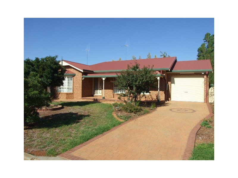 42 Ebelina Crescent, Parkes NSW 2870