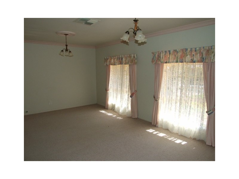 42 Ebelina Crescent, Parkes NSW 2870