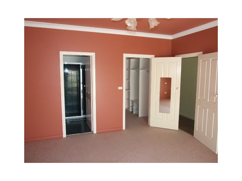 42 Ebelina Crescent, Parkes NSW 2870