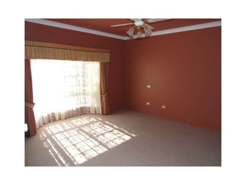 42 Ebelina Crescent, Parkes NSW 2870