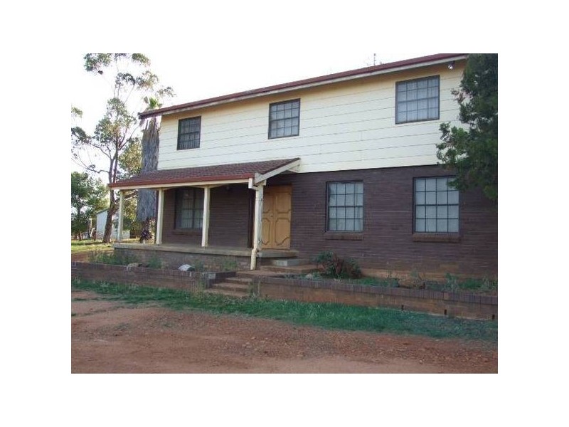 1 Hamilton Road, Parkes NSW 2870