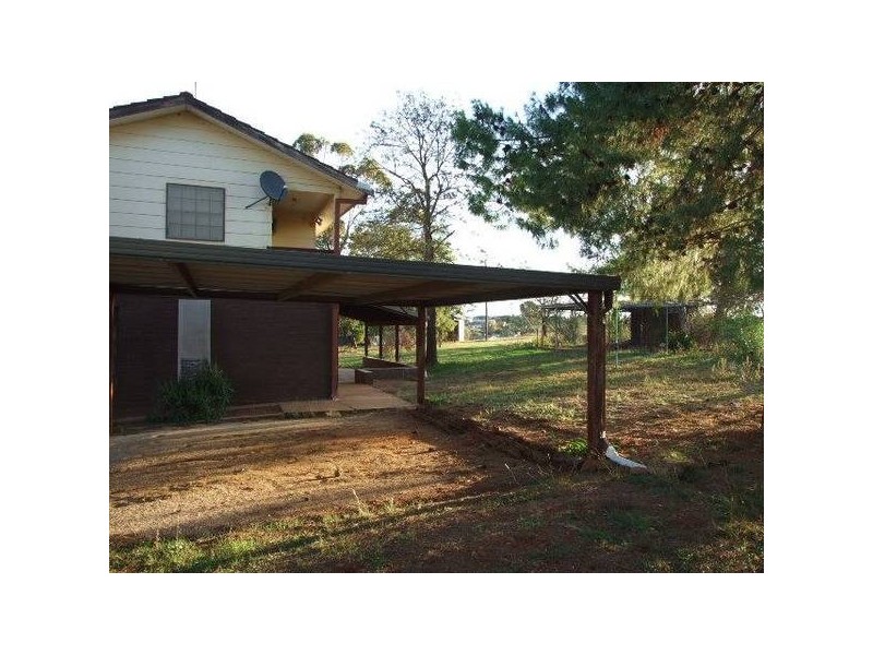 1 Hamilton Road, Parkes NSW 2870