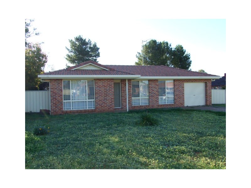 4 Endeavour Place, Parkes NSW 2870