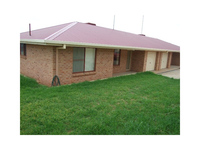 2/9 Basil Avenue, Parkes NSW 2870