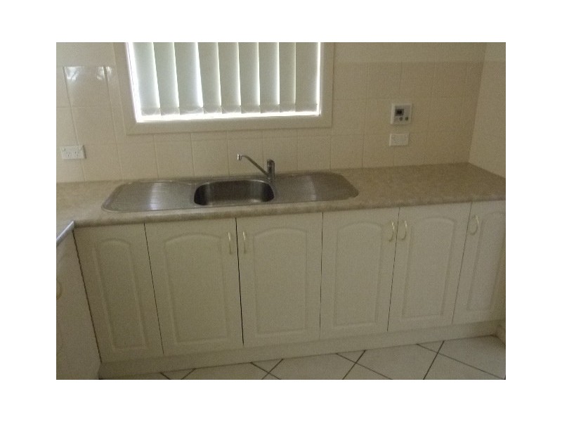 2/9 Basil Avenue, Parkes NSW 2870