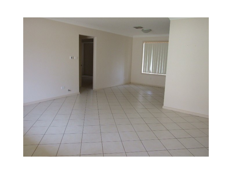 2/9 Basil Avenue, Parkes NSW 2870