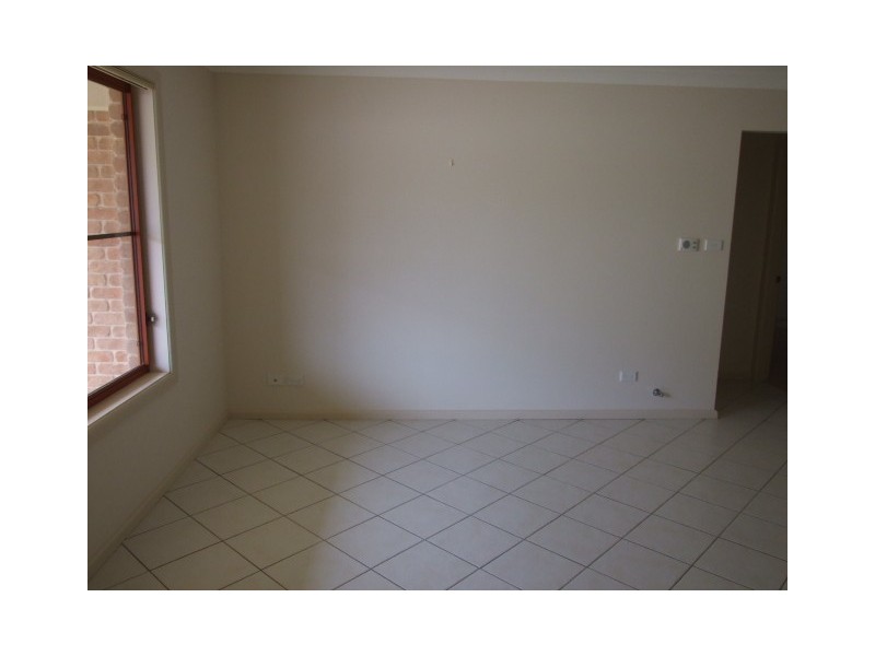 2/9 Basil Avenue, Parkes NSW 2870