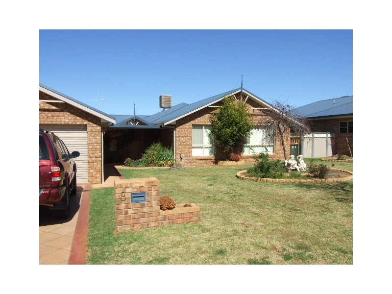 8 Noonan Street, Parkes NSW 2870