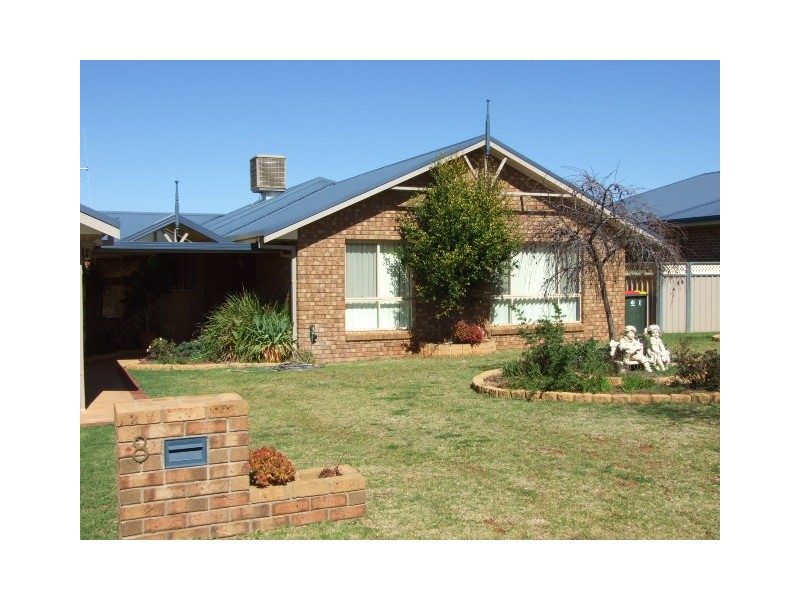 8 Noonan Street, Parkes NSW 2870