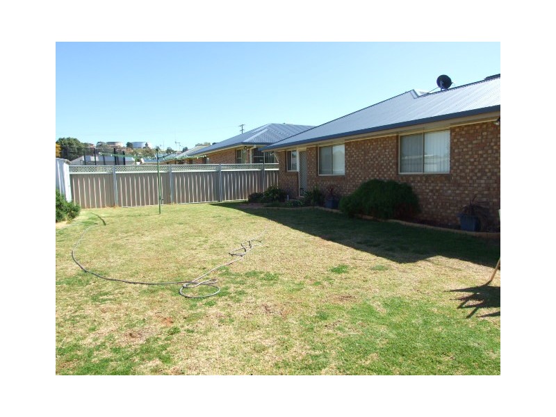8 Noonan Street, Parkes NSW 2870