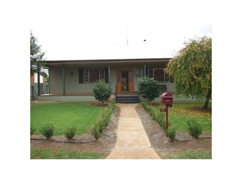42 Church Street, Parkes NSW 2870