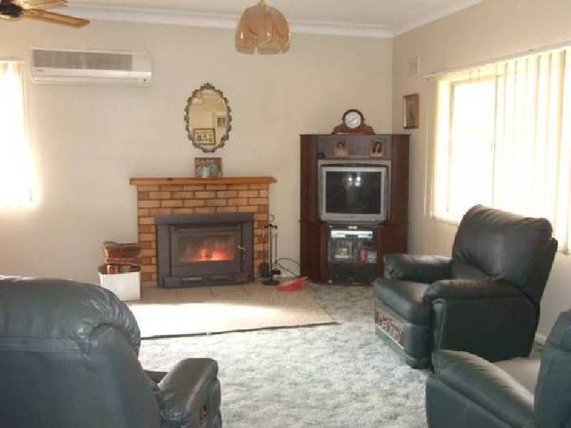 20 Middleton Street, Parkes NSW 2870