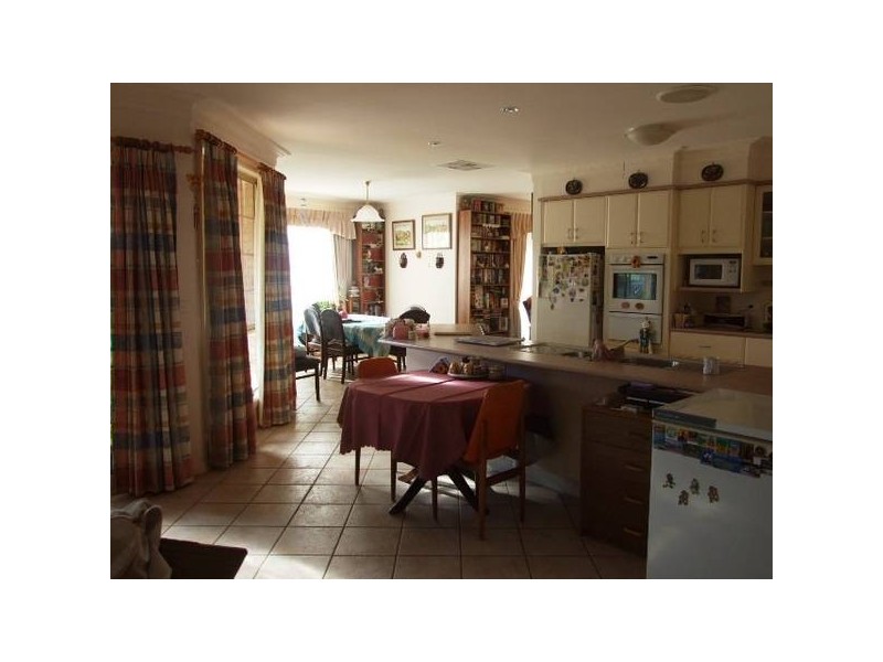 2 Arana Place, Parkes NSW 2870