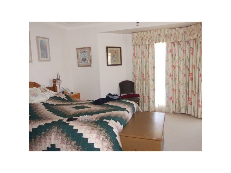 2 Arana Place, Parkes NSW 2870