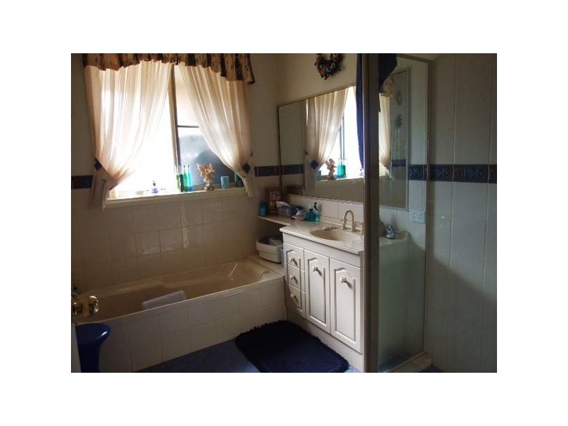 2 Arana Place, Parkes NSW 2870