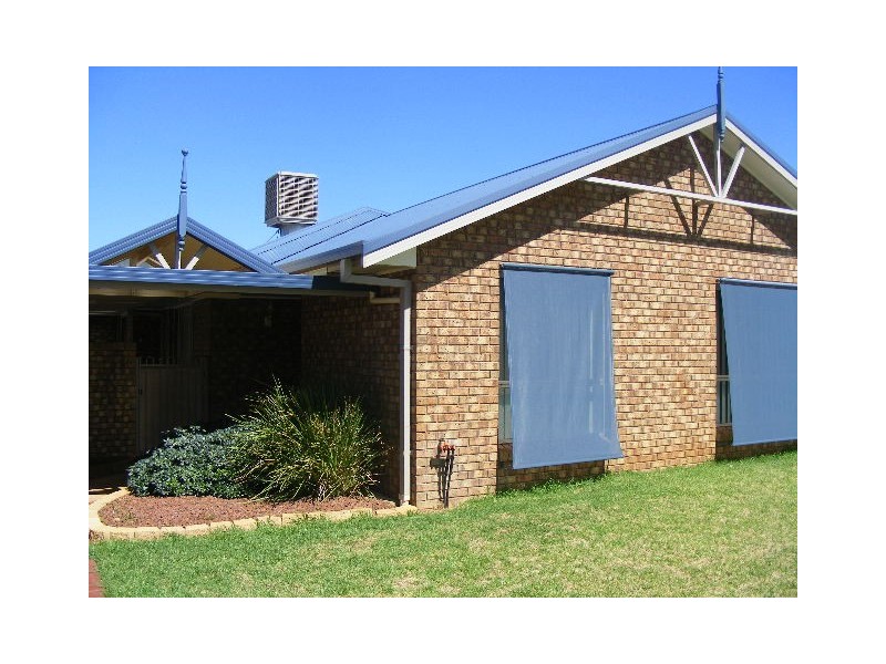 8 Noonan Street, Parkes NSW 2870
