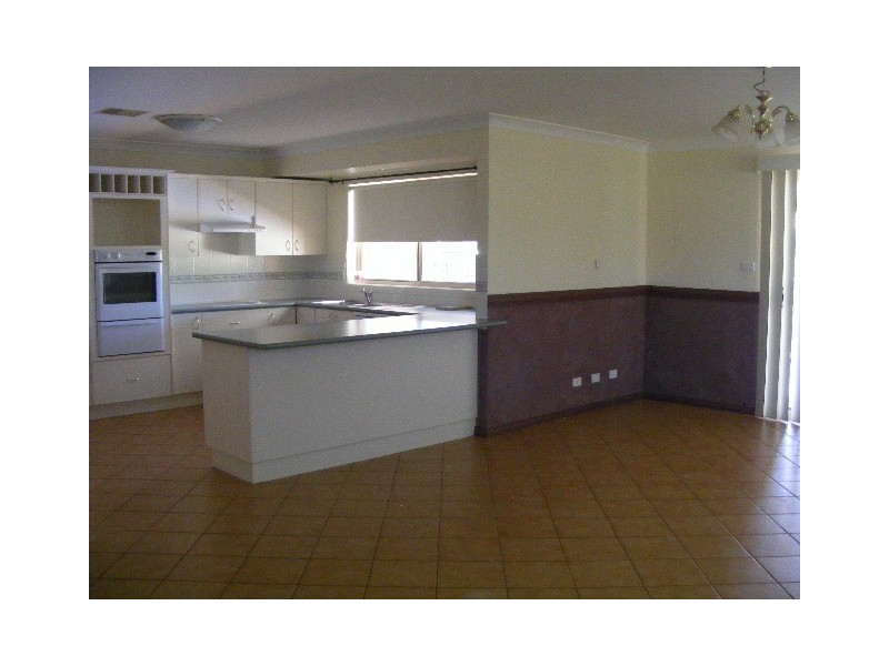8 Noonan Street, Parkes NSW 2870
