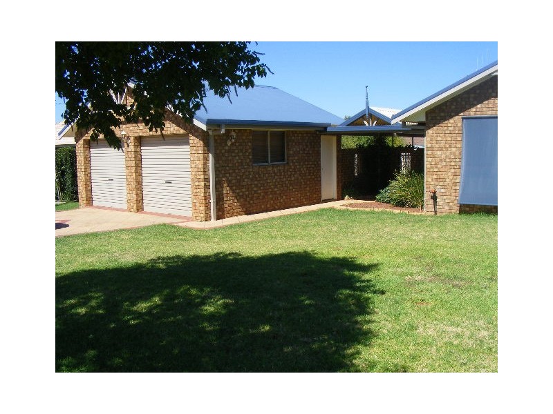 8 Noonan Street, Parkes NSW 2870