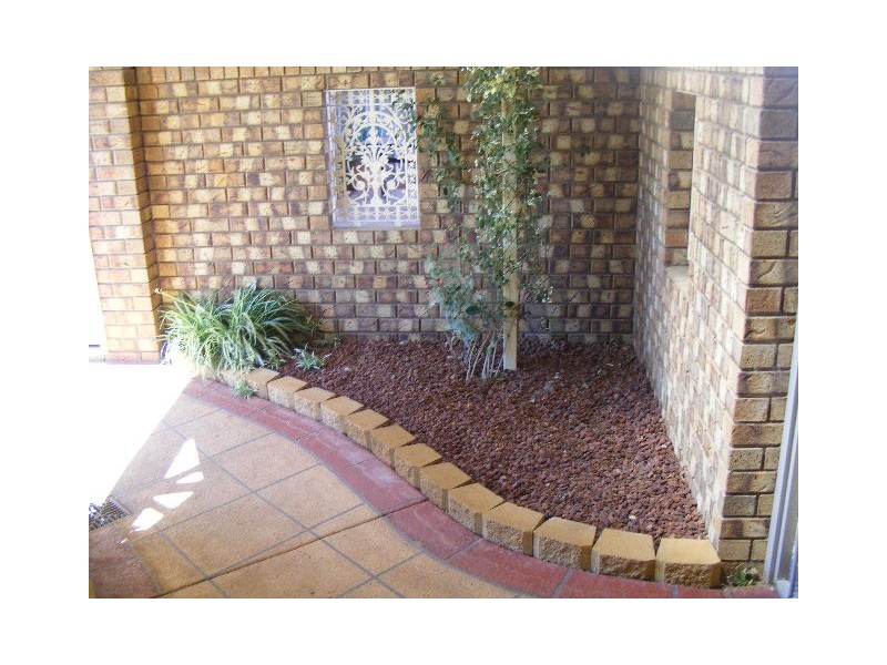 8 Noonan Street, Parkes NSW 2870