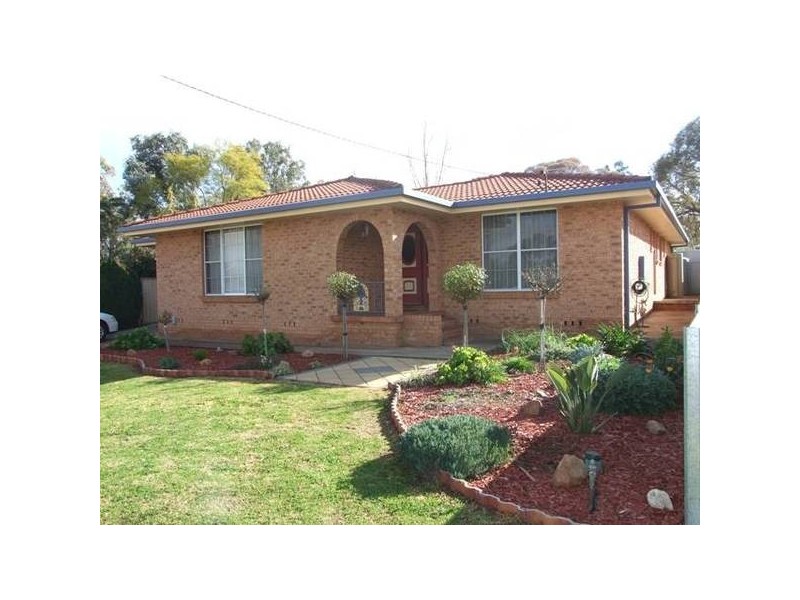 16 Webb Street, Parkes NSW 2870