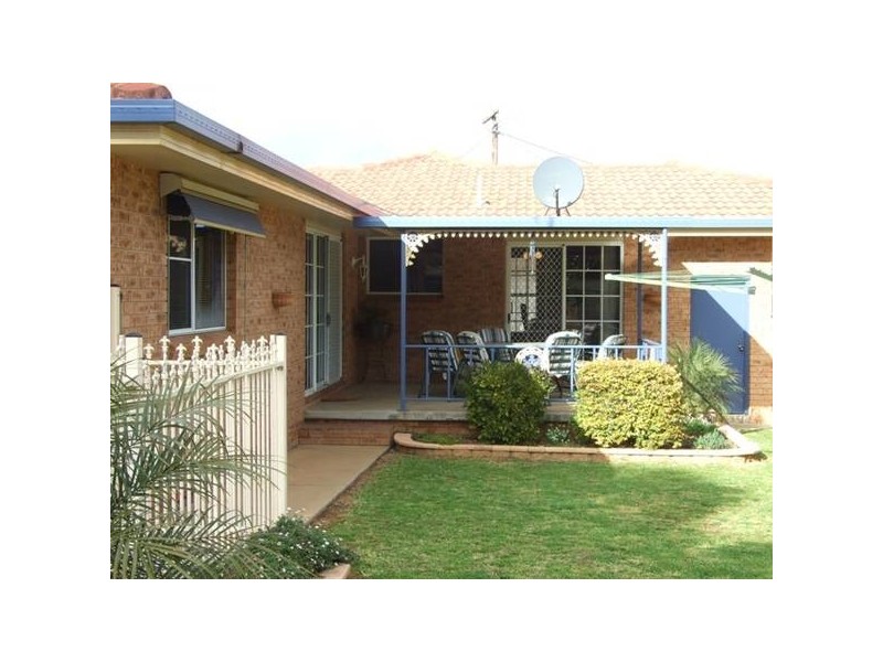 16 Webb Street, Parkes NSW 2870