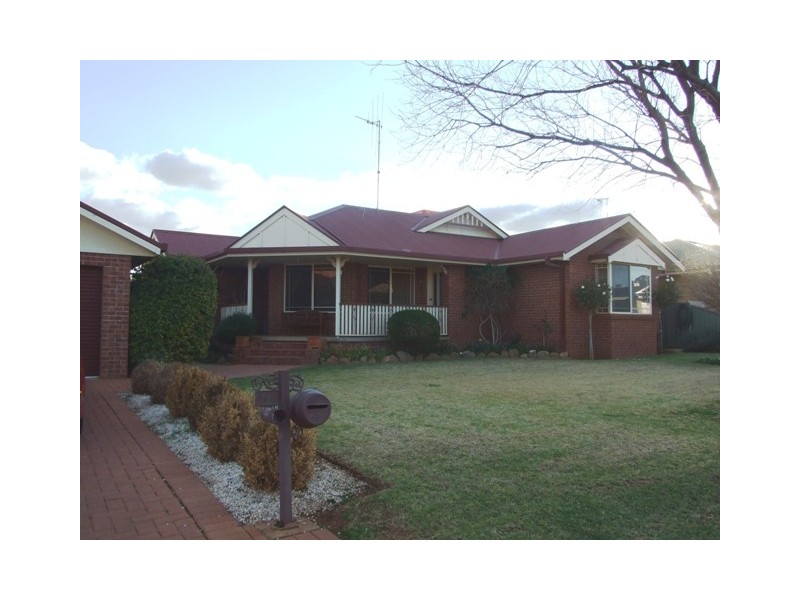 18 Noonan Street, Parkes NSW 2870