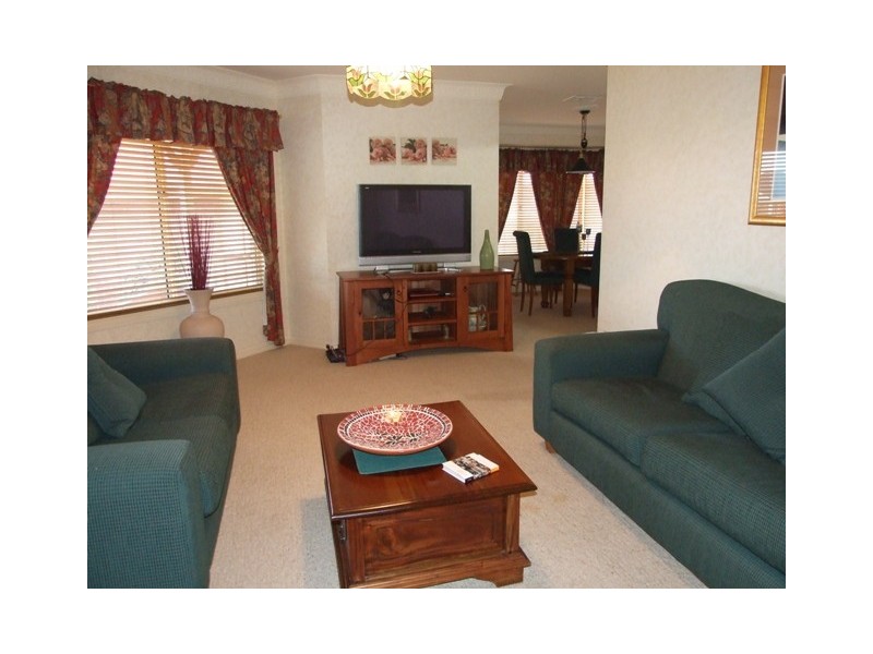 18 Noonan Street, Parkes NSW 2870