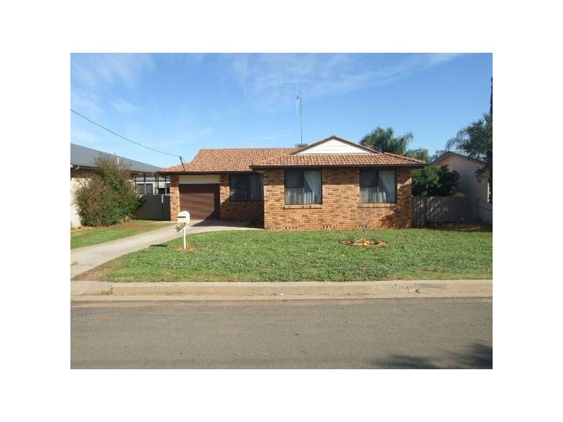 16 Lawson Street, Parkes NSW 2870