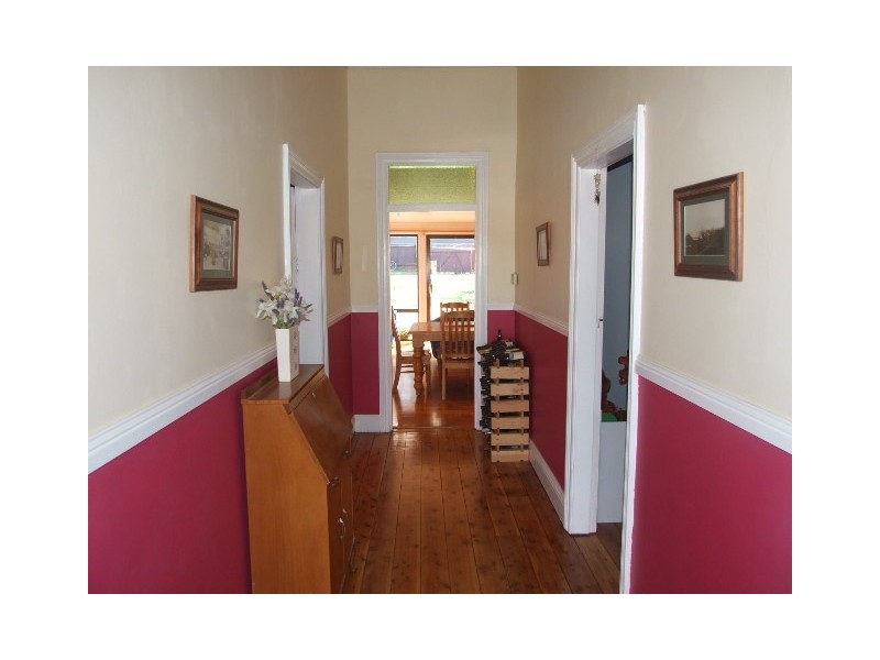 8 Oswin Street, Parkes NSW 2870