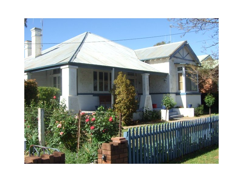 8 Oswin Street, Parkes NSW 2870