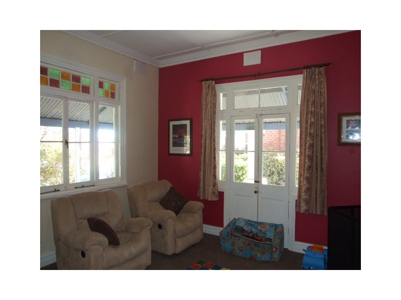 8 Oswin Street, Parkes NSW 2870