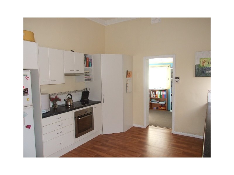 8 Oswin Street, Parkes NSW 2870