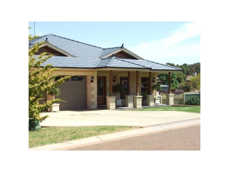 12 Glengowrie Close, Parkes NSW 2870