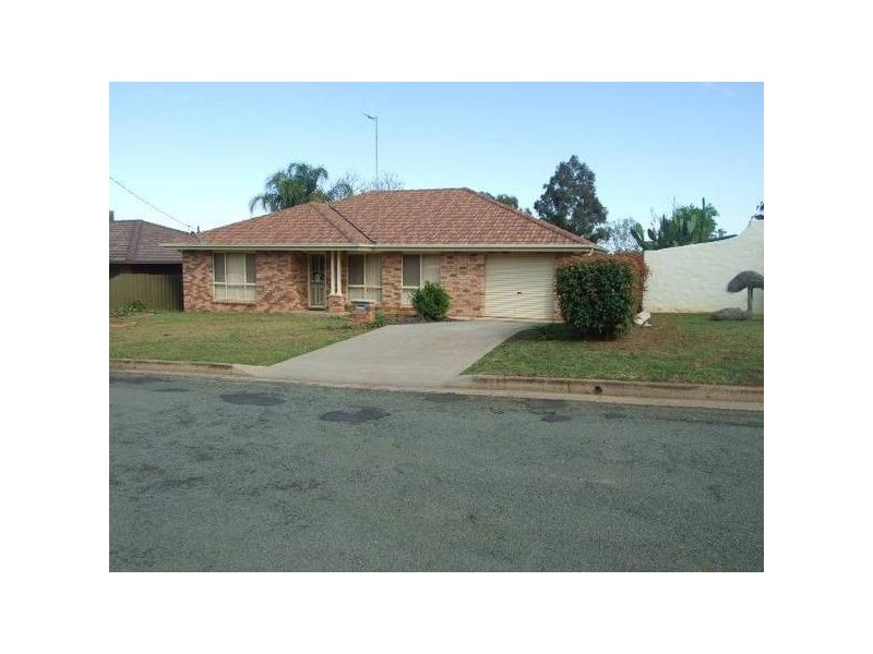 8 Russell Street, Parkes NSW 2870