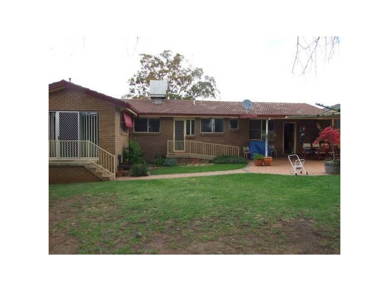 6 Bowditch Crescent, Parkes NSW 2870
