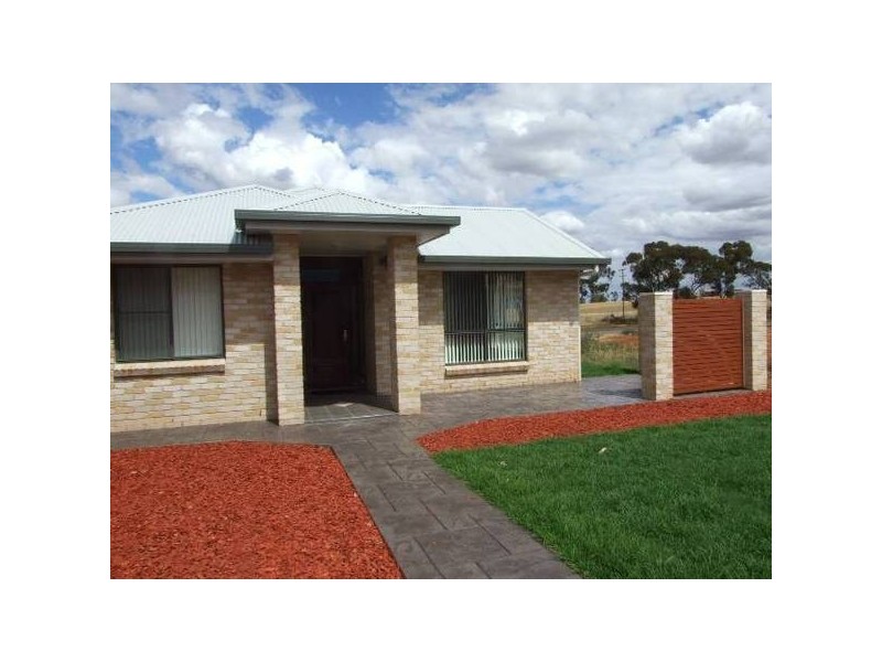 33 Noonan Street, Parkes NSW 2870