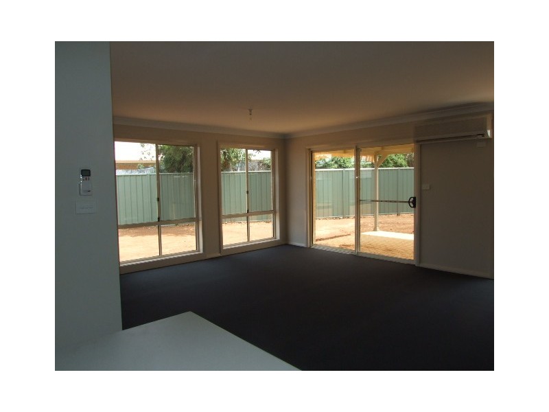 2/80 Close Street, Parkes NSW 2870