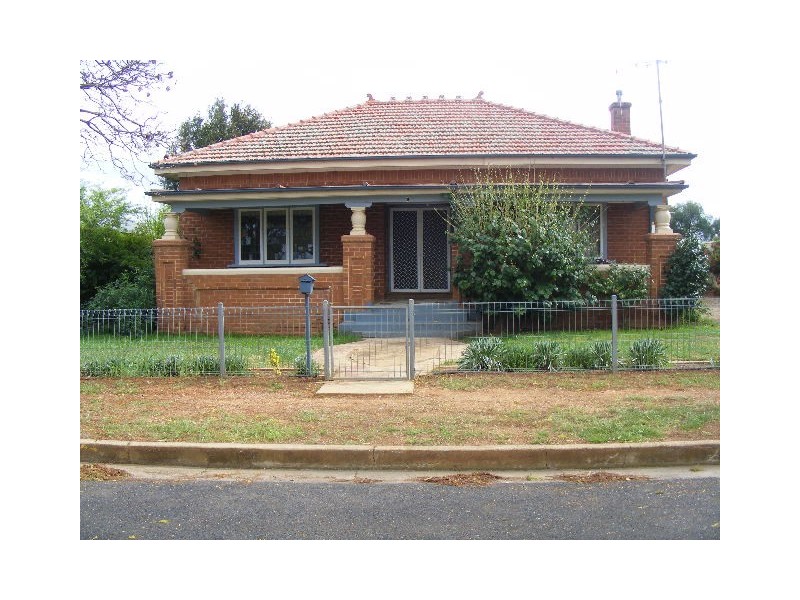8 Rees Avenue, Parkes NSW 2870
