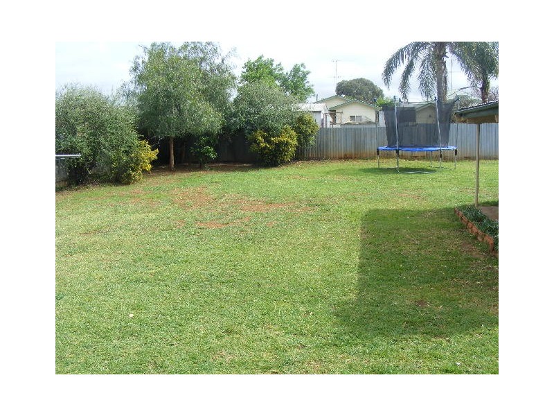 8 Rees Avenue, Parkes NSW 2870