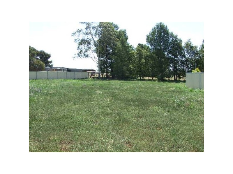 8 Endeavour Place, Parkes NSW 2870