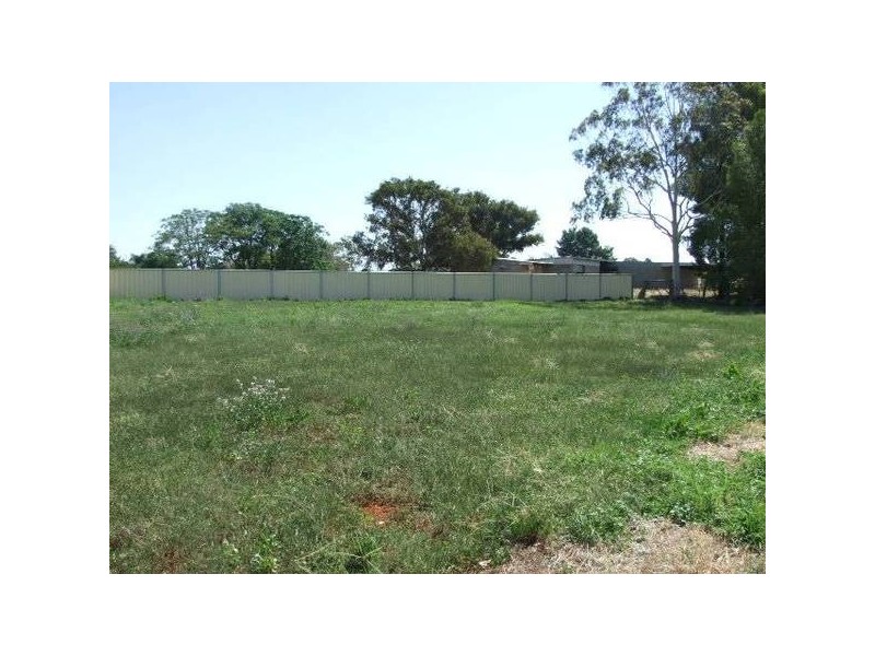 8 Endeavour Place, Parkes NSW 2870