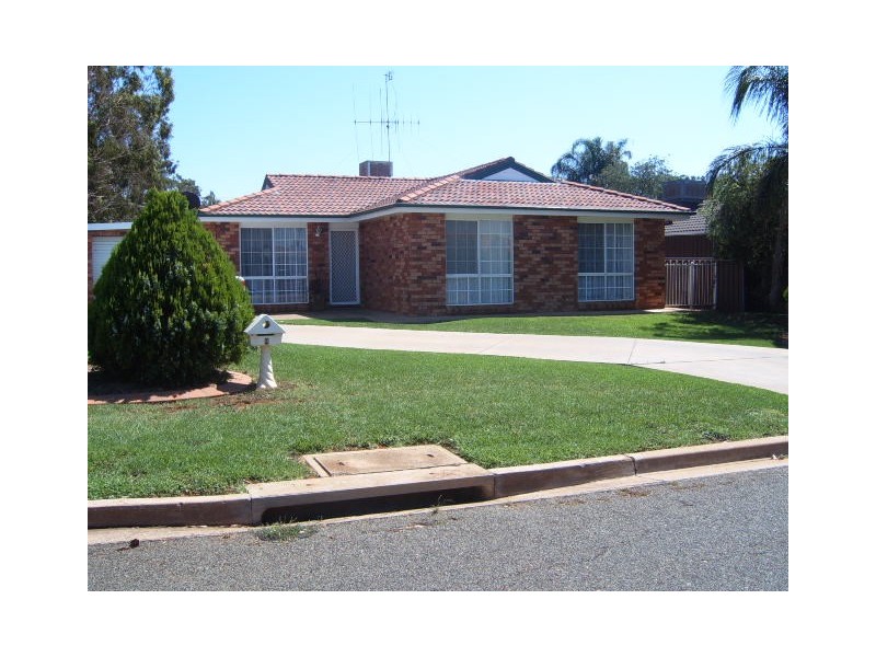 2 Guillan Place, Parkes NSW 2870
