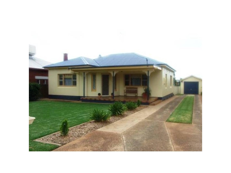 24 Armstrong Street, Parkes NSW 2870